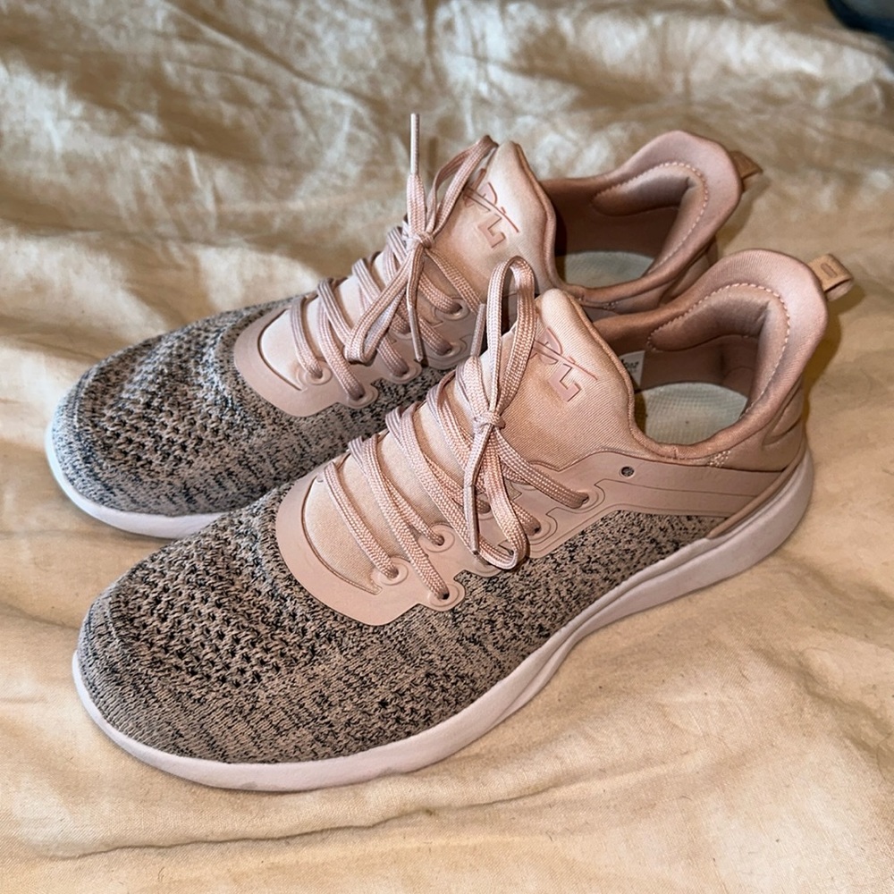 APL Techloom Tracer Knit Sneakers pink